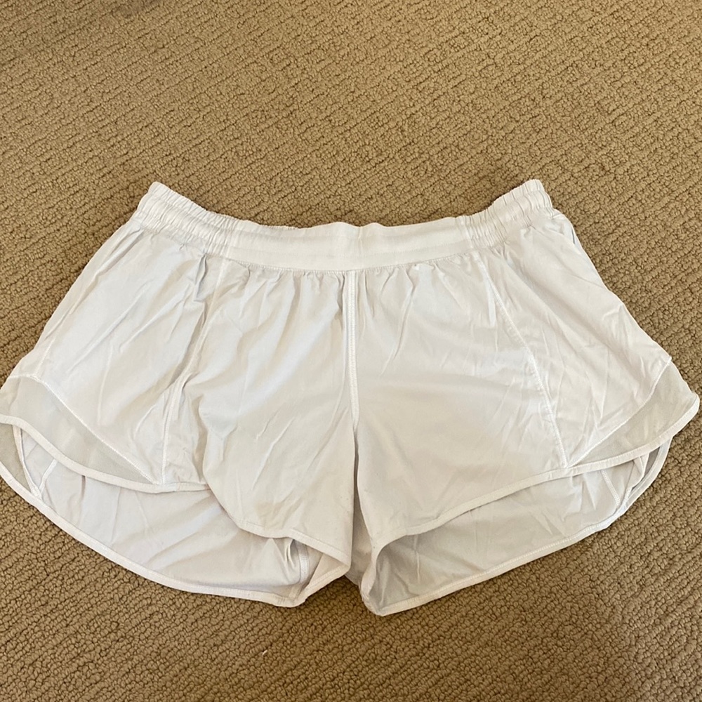 Lululemon Hotty Hot Short II 4" in white